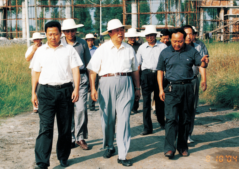 2004年8月10日，省政協(xié)主席王生鐵在市委書(shū)記劉雪榮的陪同下視察聚丙烯工程建設(shè)