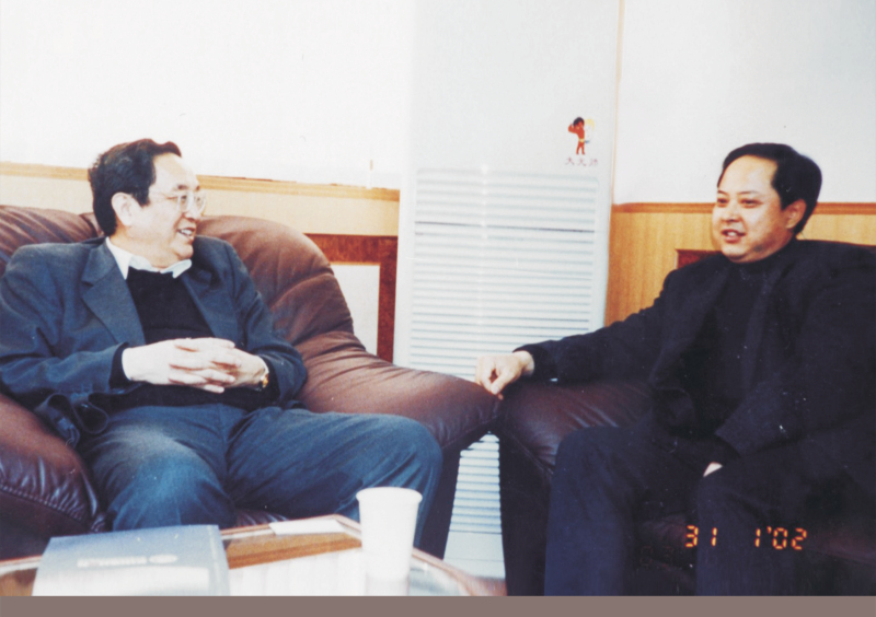 2002年1月31日，中央政治局委員、湖北省委書(shū)記俞正聲在省委辦公室親切接見(jiàn)舒心先生 